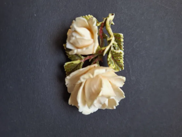 Broche antiguo tallado flores beige y verde bueno