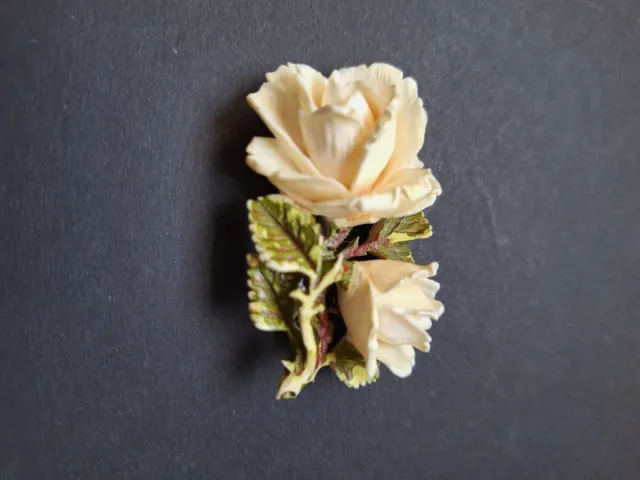 Broche antiguo tallado flores beige y verde bueno