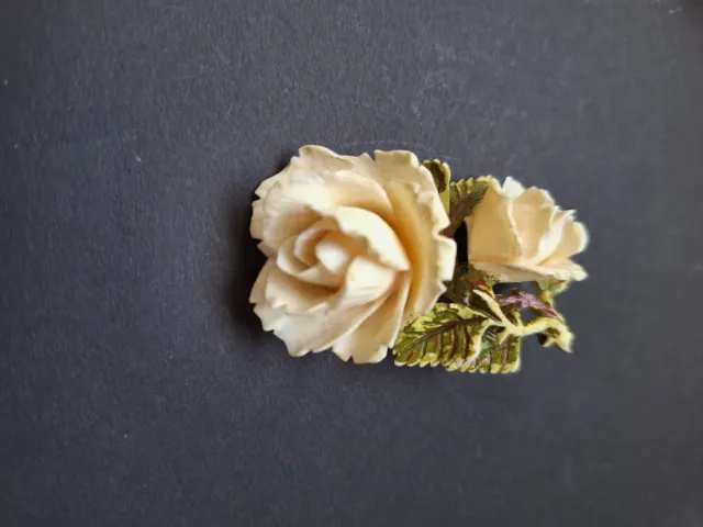 Broche antiguo tallado flores beige y verde bueno