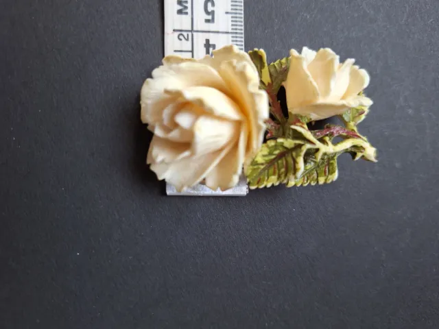 Broche antiguo tallado flores beige y verde bueno