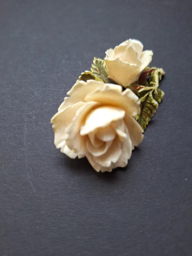 Broche antiguo tallado flores beige y verde bueno