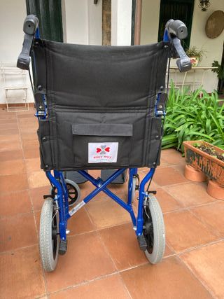 Silla de ruedas plegable azul y gris