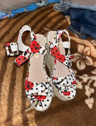 Tacones de cuña verano flores lunares, marca vives