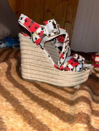 Tacones de cuña verano flores lunares, marca vives