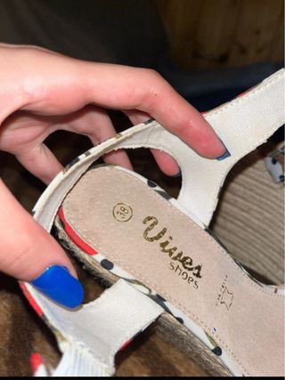 Tacones de cuña verano flores lunares, marca vives