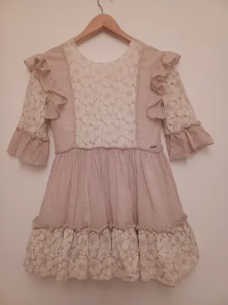 Vestido beige y blanco con encaje