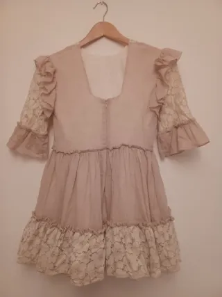 Vestido beige y blanco con encaje