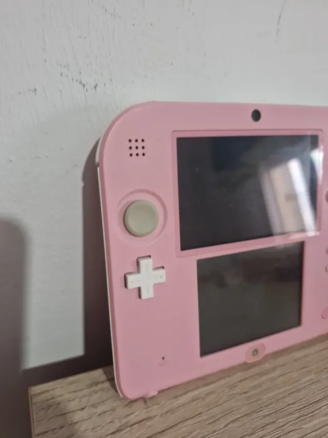 Nintendo 2DS Rosa + Cargador + Juego