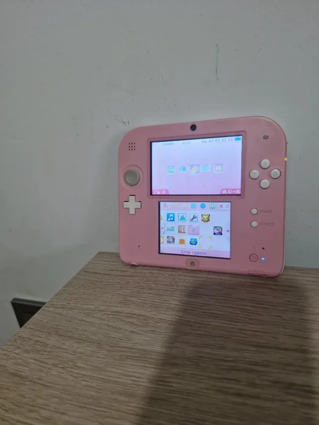 Nintendo 2DS Rosa + Cargador + Juego