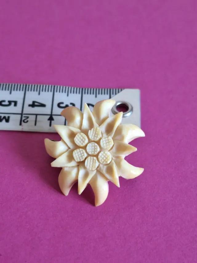 Broche vintage Flor Edelweiss tallado Beige