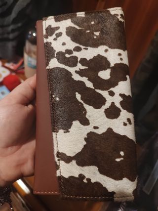 Billetera de piel con estampado de vaca