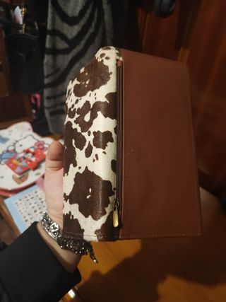 Billetera de piel con estampado de vaca