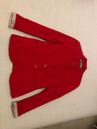 Americana roja con hombreras