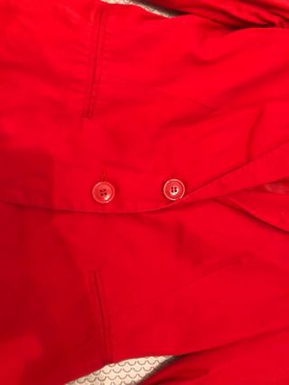 Americana roja con hombreras