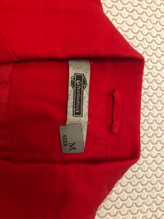 Americana roja con hombreras