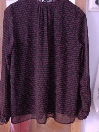 Blusa Negra Mango Estampado Corazones Granates.