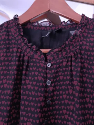 Blusa Negra Mango Estampado Corazones Granates.