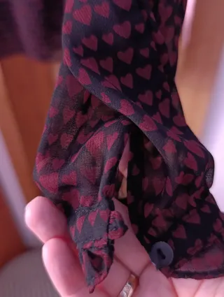 Blusa Negra Mango Estampado Corazones Granates.