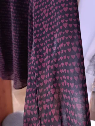 Blusa Negra Mango Estampado Corazones Granates.