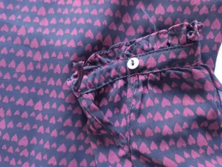 Blusa Negra Mango Estampado Corazones Granates.