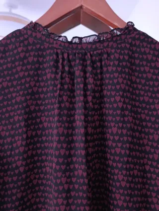 Blusa Negra Mango Estampado Corazones Granates.