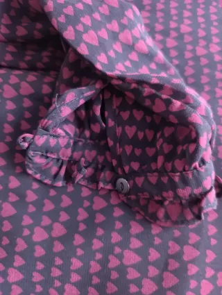 Blusa Negra Mango Estampado Corazones Granates.