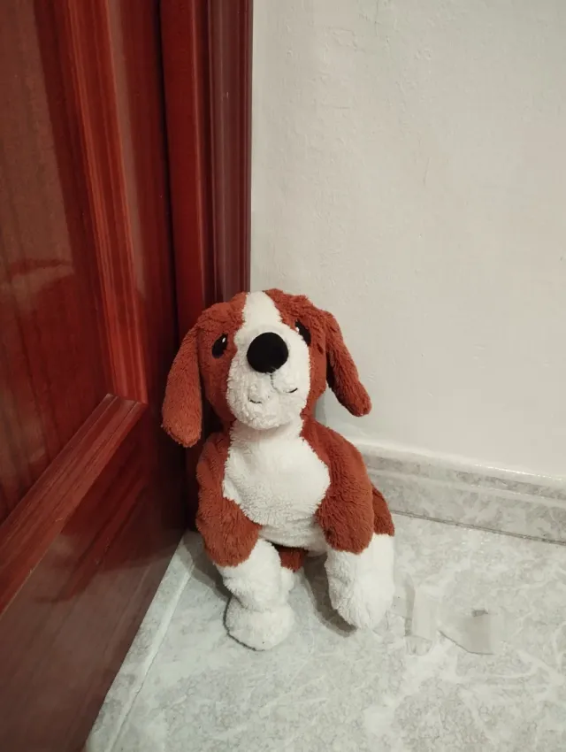 Peluche perro marrón y blanco