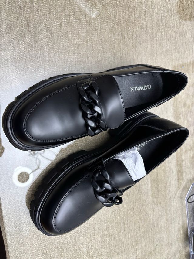 Zapatos negros nuevos sin usar