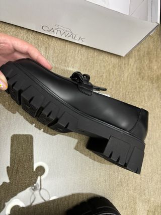 Zapatos negros nuevos sin usar