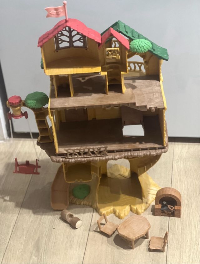SYLVANIAN FAMILIES Casa del Árbol y Cabaña de Lago