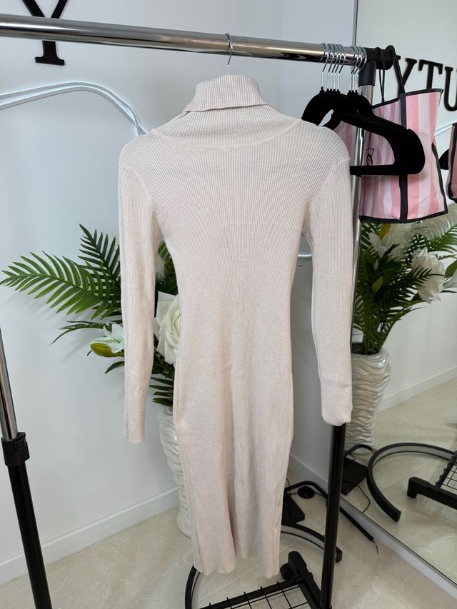 Vestido de punto beige cuello alto