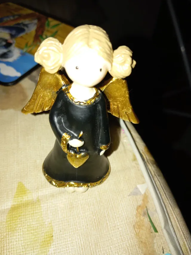 Figura Ángel Negro Dorado Corazón