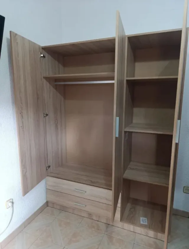 Armadio in legno beige