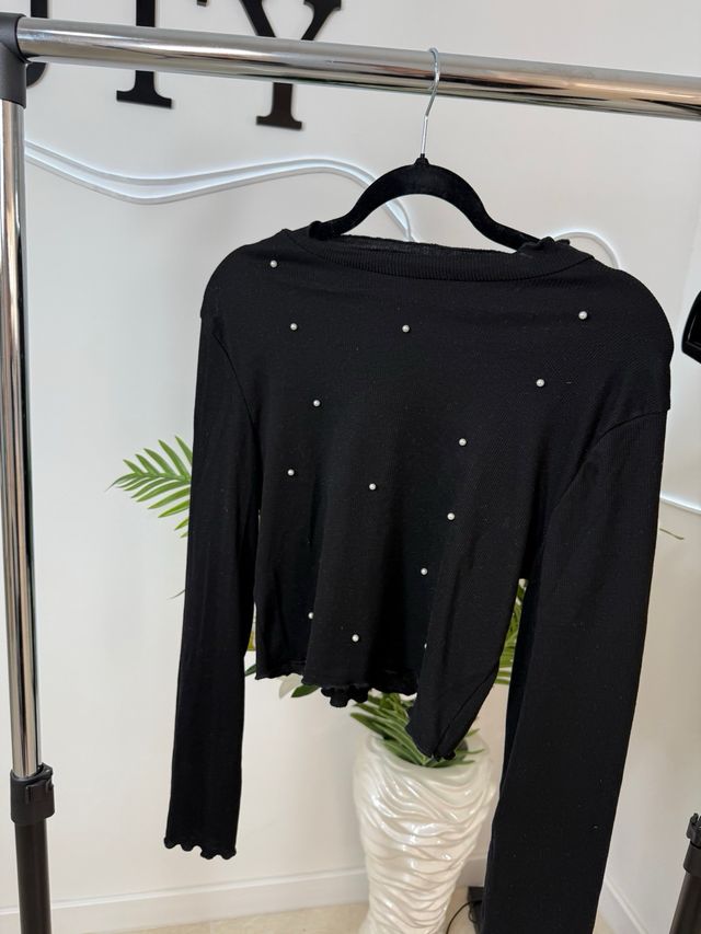 Jersey negro con perlas