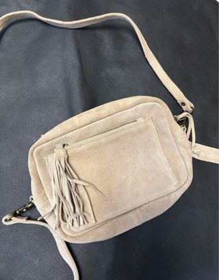 Bolso de piel beige con flecos Amichi