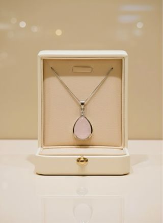 Colgante de Cuarzo Rosa Natural y Plata de Ley