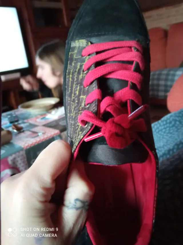 Zapatillas Desigual negras y rojas