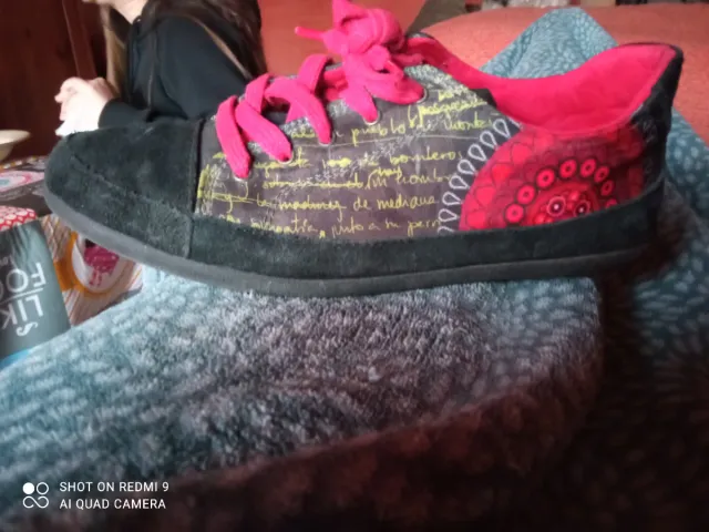 Zapatillas Desigual negras y rojas