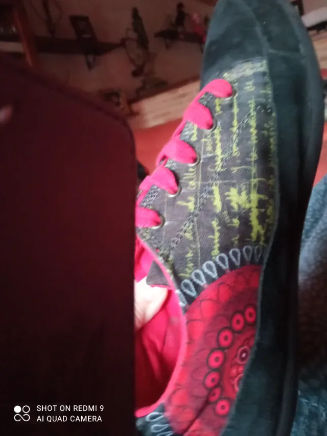 Zapatillas Desigual negras y rojas