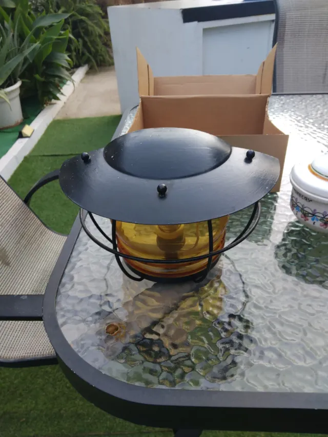 Lámpara de metal y cristal ámbar