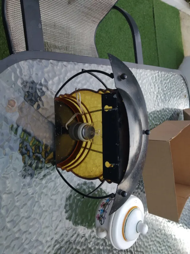 Lámpara de metal y cristal ámbar