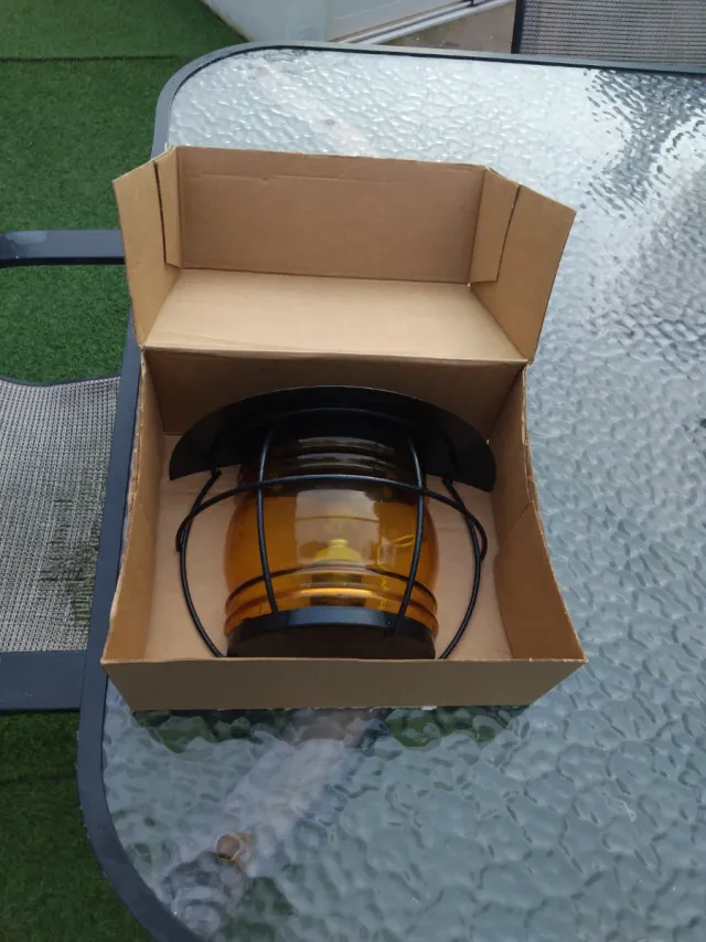 Lámpara de metal y cristal ámbar