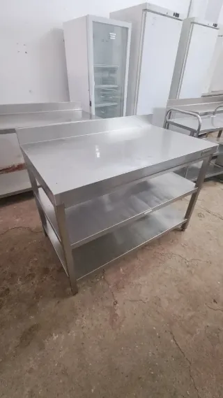 Mesa de acero inoxidable con estantes