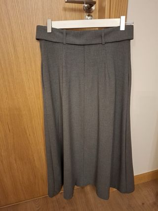 Falda gris de cintura alta con cinturón