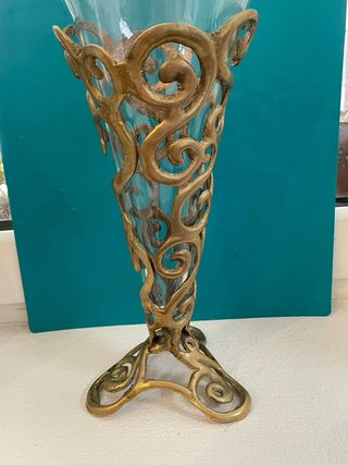 Vaso de vidro com estrutura metálica dourada