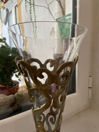 Vaso de vidro com estrutura metálica dourada