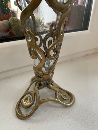 Vaso de vidro com estrutura metálica dourada