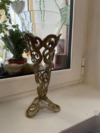 Vaso de vidro com estrutura metálica dourada