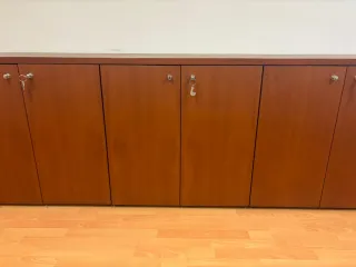 Sofá de cuero  y mesa de centro escritorio y sella