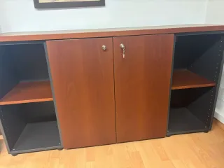 Sofá de cuero  y mesa de centro escritorio y sella